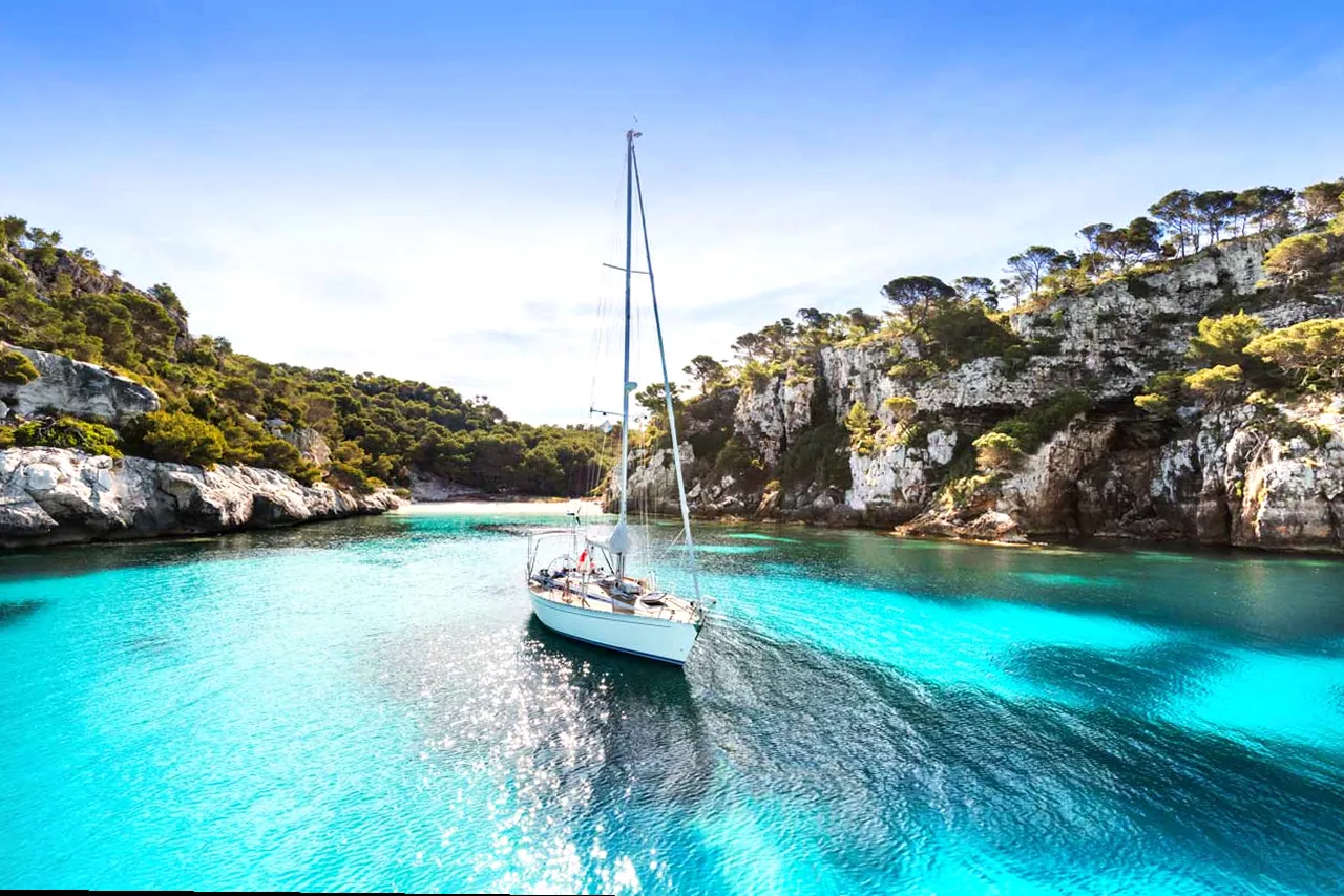Familia disfrutando de un alquiler de barco en Ibiza